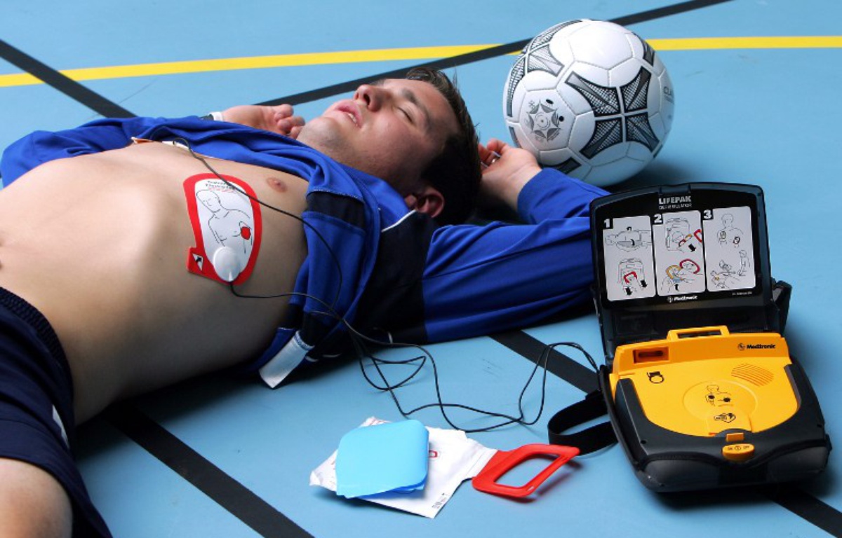 1200x768_personne-pose-electrodes-defibrillateur-externe-automatique-dea-jeune-homme